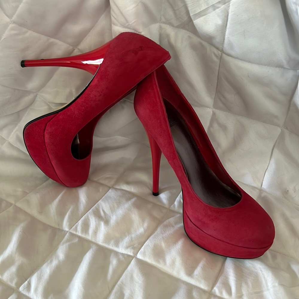 Bakers red pump